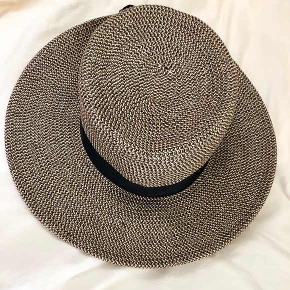 Accessories - Only worn once cute lightweight adjustable Sun ☀️ 👒 with bow detail